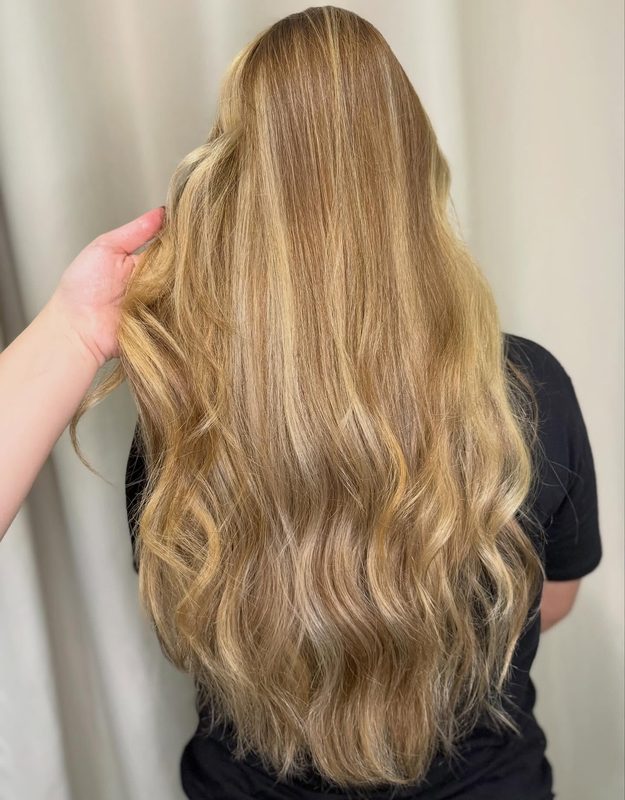 Mechas loiro praiano — trabalho da Cris Ferreira